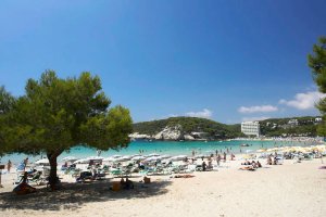 A pie de playa podemos ver una gran afluencia de turistas y naturales de Menorca no-movil