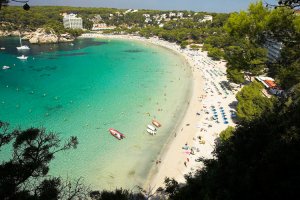 Vista de la playa de Cala Galdana desde los miradores cercanos a la urbanización no-movil