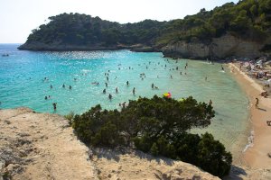 Esta cala está cerca a la urbanización de Cala Galdana, eso explica que sea muy visitada no-movil