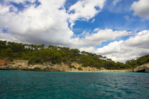 Cala Mitjana vista desde el mar de la costa no-movil