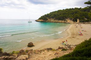 Cala Trebalúger és una platja de difícil accés. únicament es pot arribar per la costa de Menorca no-movil