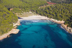 Fotografía aérea de Cala Trebalúger y el caminito de la costa menorquina no-movil