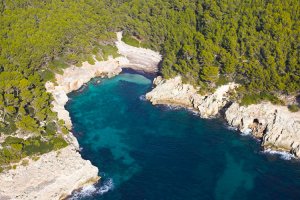 Vista aèria de la petita Cala Fustam, germana de Cala Escorxada, al sud de Menorca no-movil