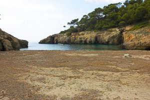 Al ser una cala de difícil acceso, Cala Fustam suele estar bastante despejada de bañistas no-movil