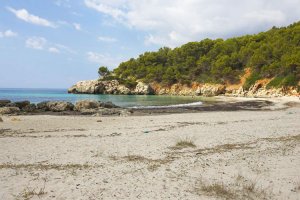 Una de las recónditas calas del sur de Menorca es esta, Cala Escorxada, que es una cala virgen no-movil