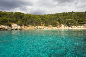 Parte de la Cala Escorxada vista desde el agua cristalina no-movil