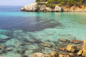 Cala Escorxada, un lugar ideal para descansar después de la travesía del camino de la costa no-movil