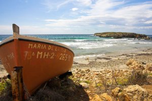A pie de playa, podemos encontrar de vez en cuando alguna barca varada en la arena de algún pescador no-movil