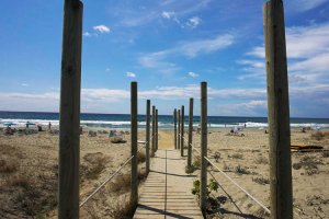 Sant Tomás és una de les platges que té passarel·les de fusta per no desgastar el sistema dunar no-movil