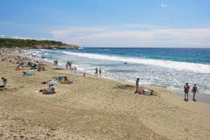 Al ser la playa mas cercana a la urbanización homónima, suele ser muy frecuentada por turistas no-movil