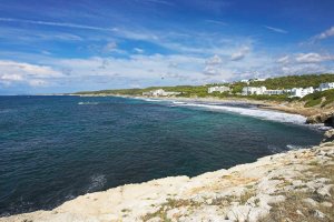 Podemos apreciar la costa Menorquina y la Playa de Santo Tomás desde uno de los salientes cercanos no-movil
