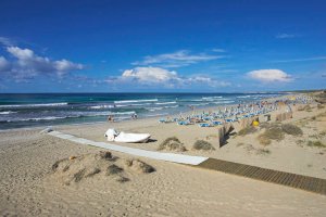 Son Bou es una playa muy grande que ofrece diversidad de servicios a los visitantes no-movil