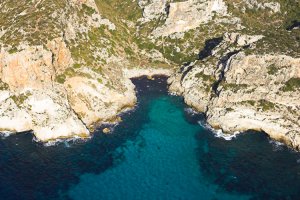 Cala Llucalari es una micro cala la cual no tiene muchas visitas, aun así el entorno es muy bonito no-movil