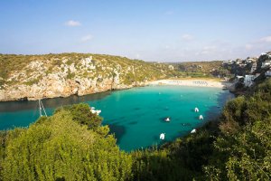 En Cala en Porter podemos encontrar miradores cercanos que nos dan increíbles vistas a la costa no-movil