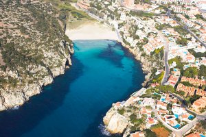 Fotografía aérea de la zona de Cala en Porter, playa y urbanización no-movil