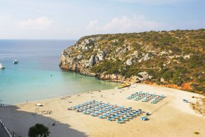 Podemos ver unas increíbles vistas de la playa de Cala en Porter no-movil