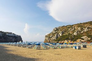 Cala en Porter dispone de servicio de alquiler de hamacas y bar cercano no-movil