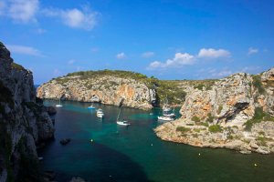 En este rocoso paisaje de Cales Coves, podemos encontrar cámaras funerarias talayóticas no-movil