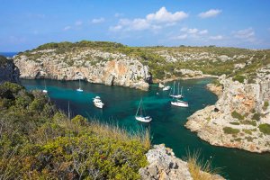 Cales Coves es una cala poco visitada, aunque de un gran valor arqueológico no-movil