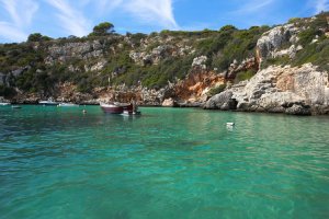 És Canutells és una cala que manca d'atractiu turístic però és freqüentada pels vilatans no-movil