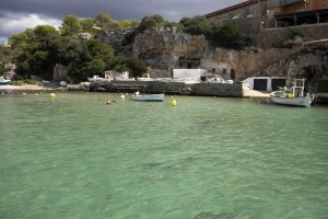 És Canutells és una petita urbanització a la qual acompanya aquesta petita i encantadora cala no-movil