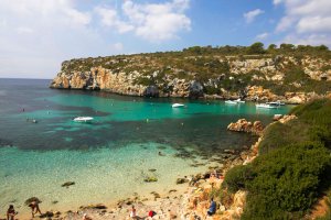 Zona d'entrada de barques d'És Canutells, en hores de marea baixa, apareix una petita zona de bany no-movil