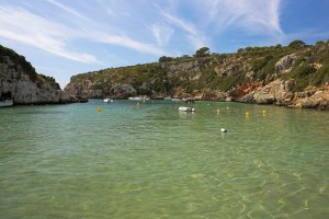 Ideal per passar el dia si aquestes prop de la urbanització, ja que disposa de bar prop de la platja no-movil