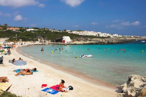 Cala Binibèquer es una playa conocida y frecuentada en los meses de verano no-movil