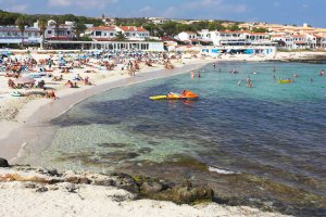 La playa de Punta Prima durante un día de verano no-movil