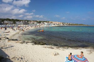 La playa de Punta Prima está situada en el extremo sureste de la isla de Menorca no-movil