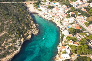 Vista aérea de la playa y urbanización de Cala Alcaufar no-movil