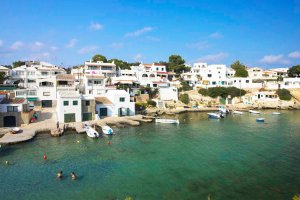 Vista de la zona izquierda de la playa, con los pequeños embarcaderos para barcas de menor calaje no-movil