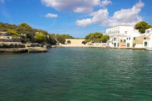 Vista de la playa de Cala Alcaufar  desde el agua no-movil