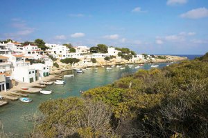 Se puede apreciar la cantidad de pequeños amarres que hay en la Cala de Alcaufar no-movil