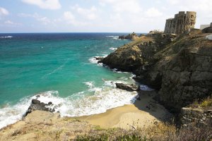 Micro playa de Cala de sa Mesquida cerca de unos acantilados con restos de una torre vigía  no-movil