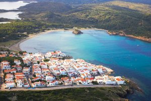 Vista aérea de la playa y urbanización de sa Albufera de Es Grau no-movil