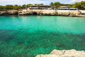 El agua clara de Cala Blanca no-movil