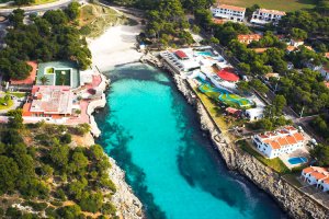Vista aérea de la playa de Cala Blanca y parte de la urbanización no-movil