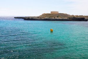 Fotografia cap a la torre de defensa de Sa Caleta des de la costa del lloc no-movil