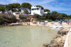 La playa de Sa Caleta en un día de verano no-movil