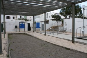 Parque para personas mayores cercano a la rotonda principal del pueblo de Es Migjorn Gran no-movil