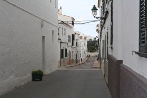 Calle de casas blancas de Es Migjorn Gran no-movil